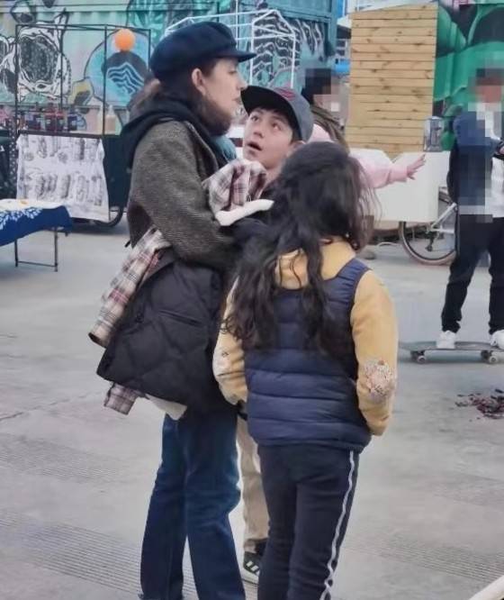 一身|刘烨妻子带娃出街，10岁诺一身高快赶超妈妈，五官和刘烨太像了！