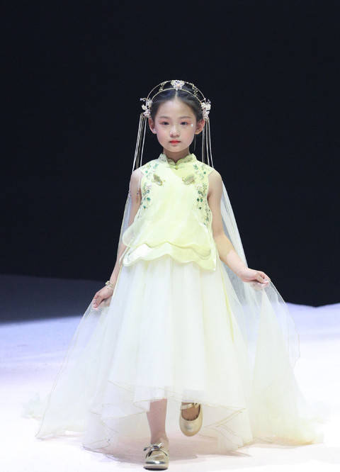 国货|易烊千玺7岁弟弟走秀,披斗篷牵女孩走路像大佬,2次为国货助阵!