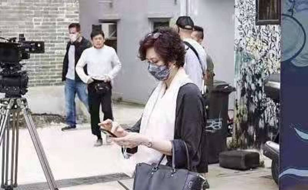 整体|69岁洪金宝罕露面，再发福走路靠拐杖，小13岁娇妻暖心陪伴！
