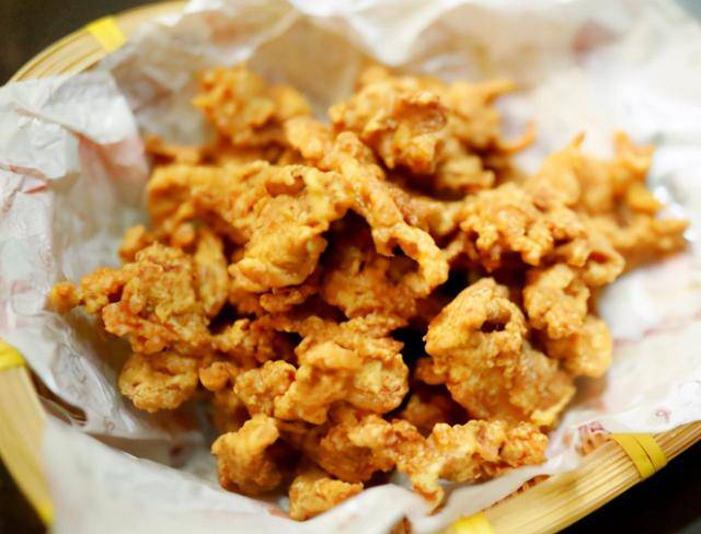 下锅|炸小酥肉时,别直接裹淀粉糊,掌握这3点,酥肉外酥里嫩还不腥