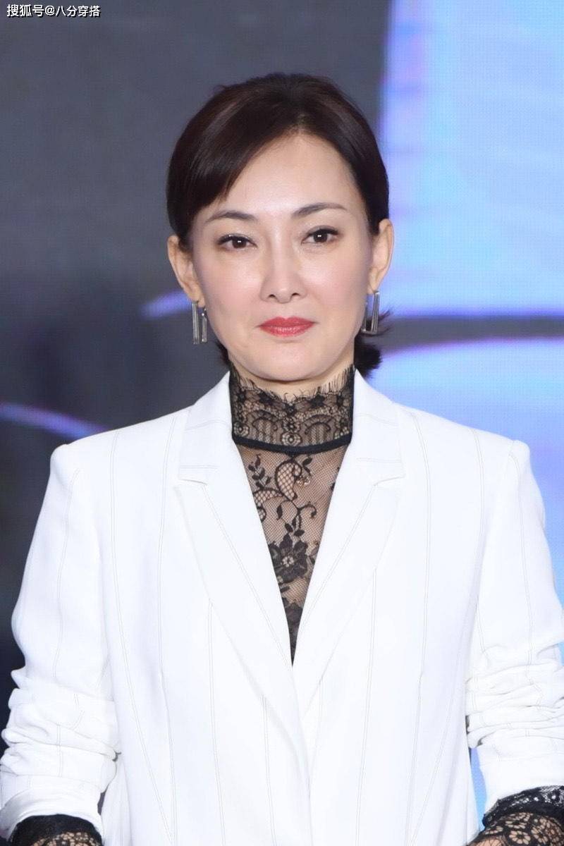 黑色|牛莉真是“阿姨辈翘楚”，白色西装配蕾丝内搭精致时髦，端庄稳重