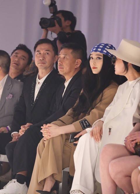 范冰冰|范冰冰一家合体,她被追捧爸妈却被冷落,范爸全程低头范妈好拘谨?