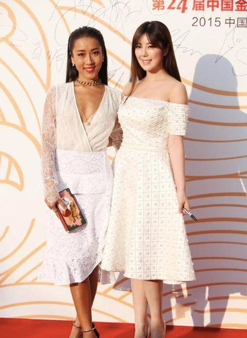 元素|赵奕欢与吉克隽逸同台，同穿白色连衣裙，赵奕欢皮肤貌美很吸睛