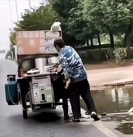 水坑|小贩舀水坑里的脏水做早餐，听听律师怎么说