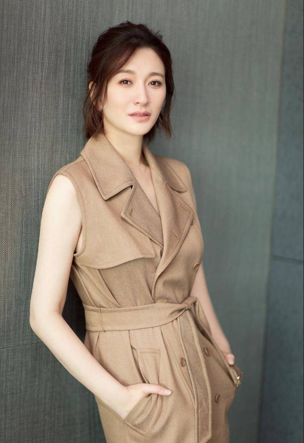 女神|李小冉真不愧是“气质女神”,卡其色无袖大衣时髦大气,清爽干练