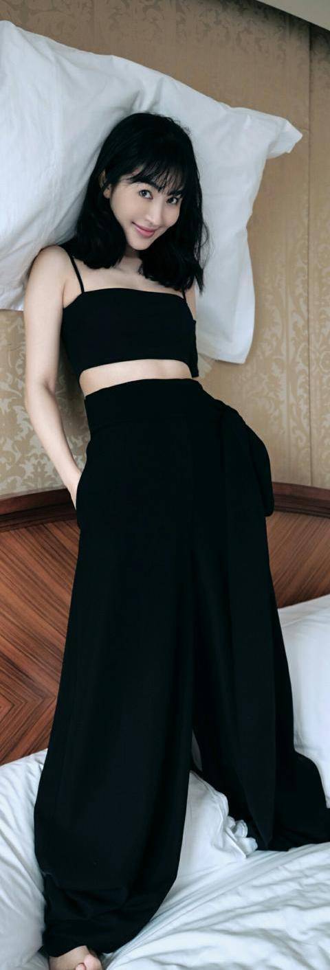 下半身|李菲儿身穿V领马甲搭配小短裙，清纯甜美，看起来好年轻啊