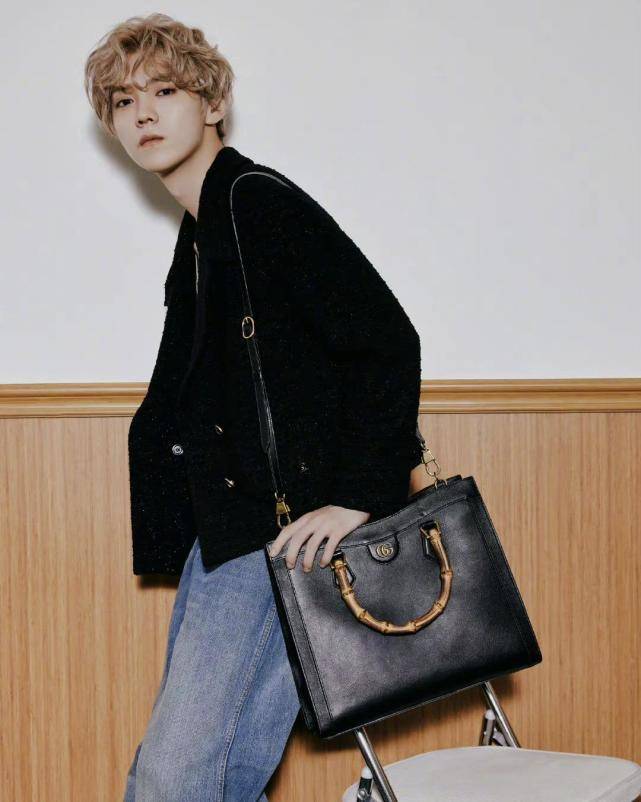 金色|鹿晗金色卷毛造型，黑色宽松外套搭配阔腿牛仔裤，复古文艺范