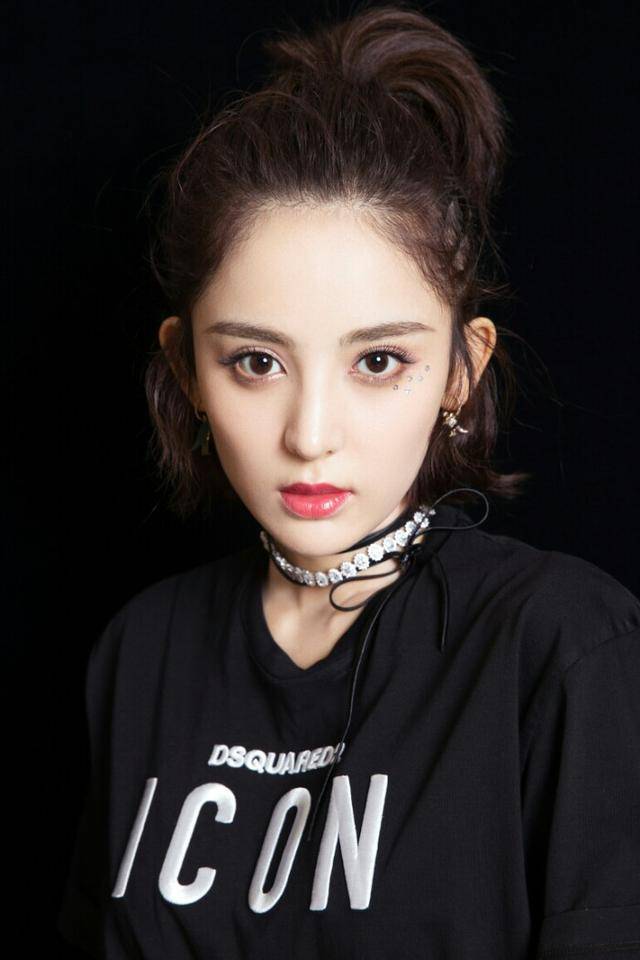 黑色|搭配黑色直筒牛仔裤，显得身材比例特别好显得腿直非常适合小个子女人日常穿搭