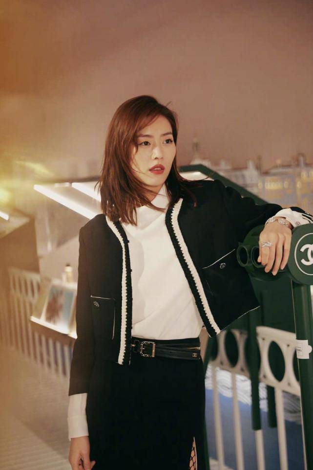 白边|刘雯参加香奈儿活动,黑色小香风套装镶白边,高级感十足