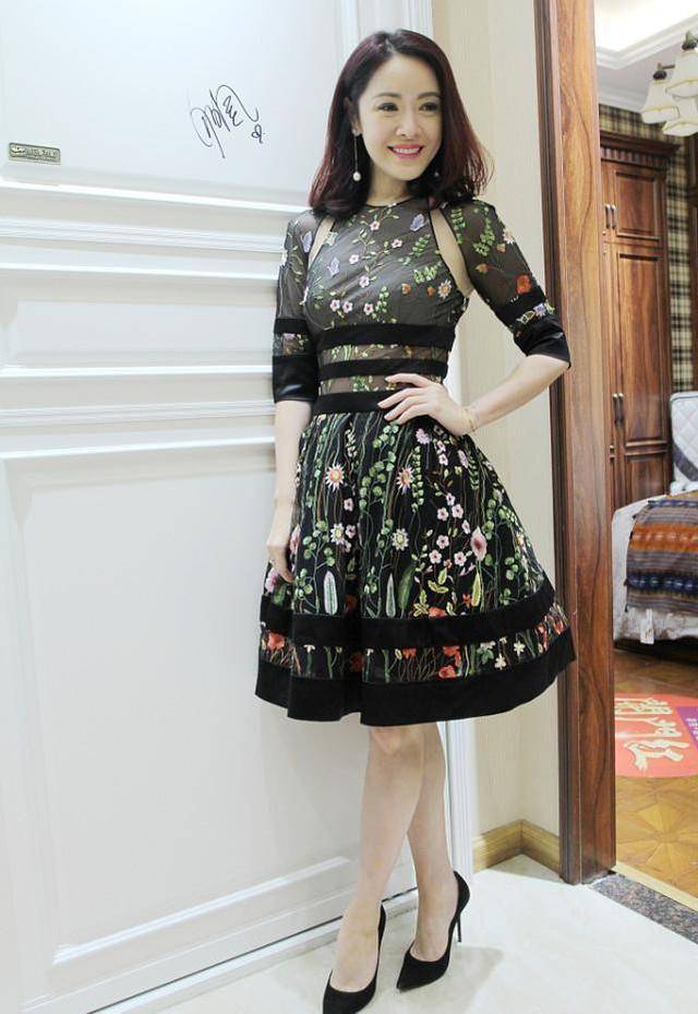 整体|向华强的侄女气质真好，穿一身碎花裙美艳动人，完全不像奔五的人