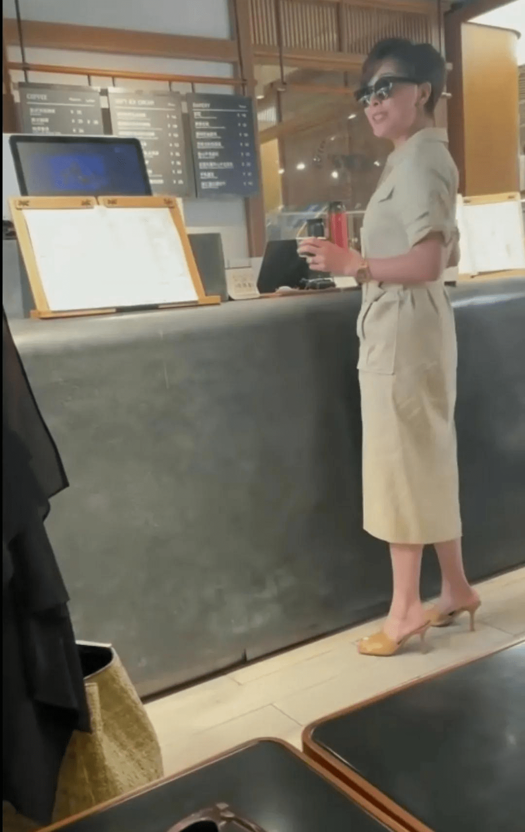 咖啡馆|在咖啡馆看到刘嘉玲，穿工装裙气质优雅高贵，55岁还这么漂亮！