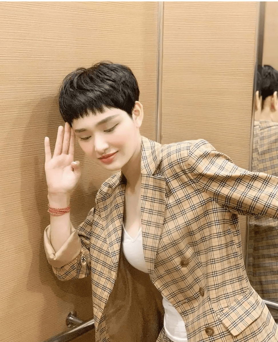 发型|女人都该试试这4种发型,效果真的不一样,它能让你颜值翻翻