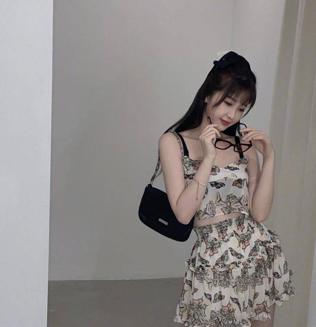 自拍|虞书欣机场私服，复古七分袖配格纹衬衫，颈部线条优越