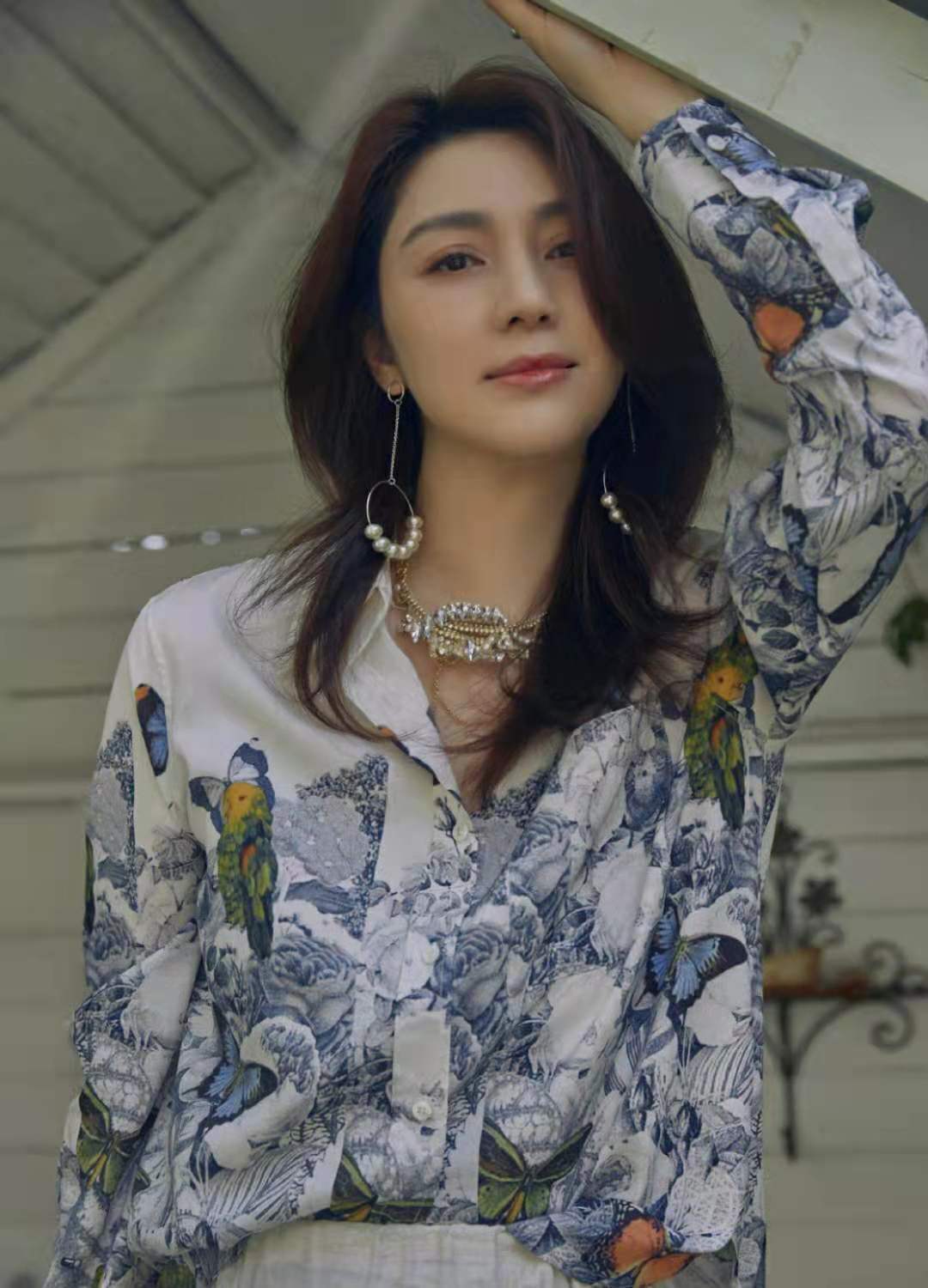 发型|洪欣真是“逆生长”，西装配粉衣，配上高马尾，看起来青春靓丽