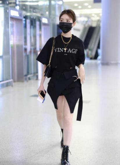 角色|毛晓彤少女感好强，穿黑色印花T恤搭配半身裙，穿出175cm的既视感