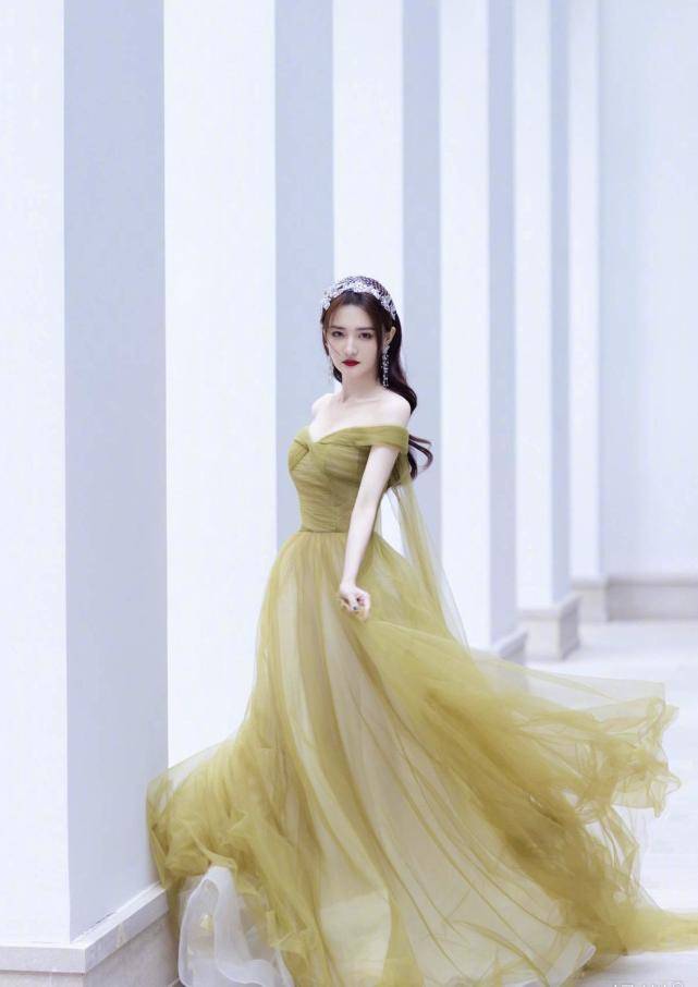 蓝色|徐璐和关晓彤礼服撞衫，花瓣抹胸水蓝色长裙，一个精致一个甜美