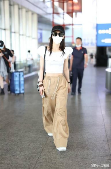 一身|黄圣依穿露脐装现身机场，搭配阔腿长裤，妥妥有一种“女团范”