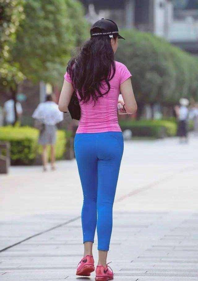 设计|“童颜美女”适合打底裤，修身显瘦真的有一套，依旧显瘦又百搭