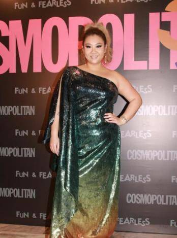 姐妹|郑欣宜太会穿搭了,穿渐变色斜肩长裙显瘦,直接搭配出小细腰