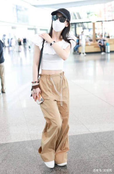 一身|黄圣依穿露脐装现身机场，搭配阔腿长裤，妥妥有一种“女团范”