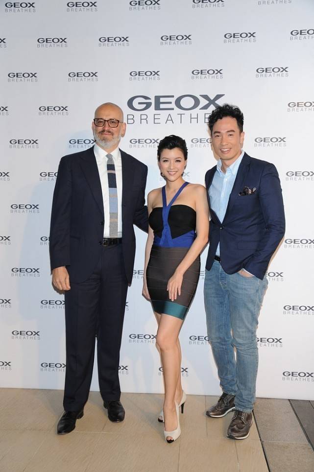 色彩|陈豪和妻子的10岁年龄差挺真实，但同框恩爱甜蜜，穿搭优雅又高级