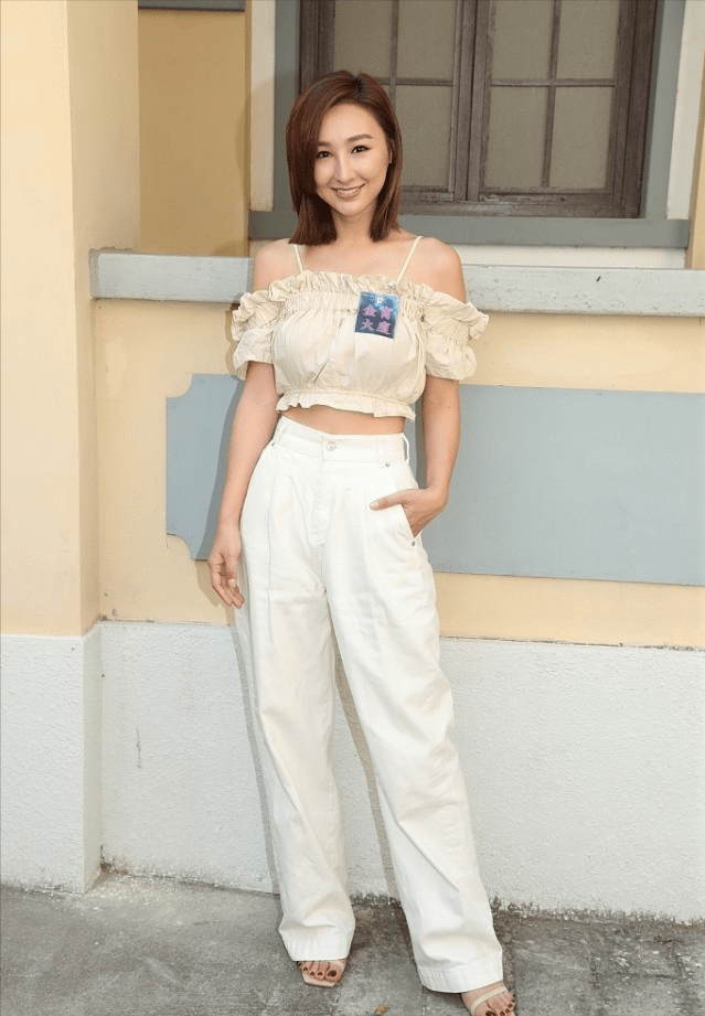 高海宁|高海宁的身材真是穿出来的，丝巾挂脖当肚兜，配拖地裤显出三七比