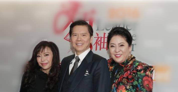 贵妇|向太身材发福也挺美！土味大花裙穿出贵妇范，“珠圆玉润”太显贵