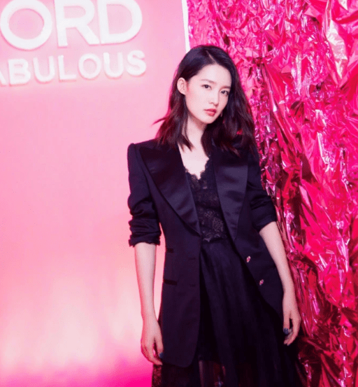 桃花|李沁生图状态绝了，桃花妆配浅蓝西装，肤白貌美长腿曲线佳