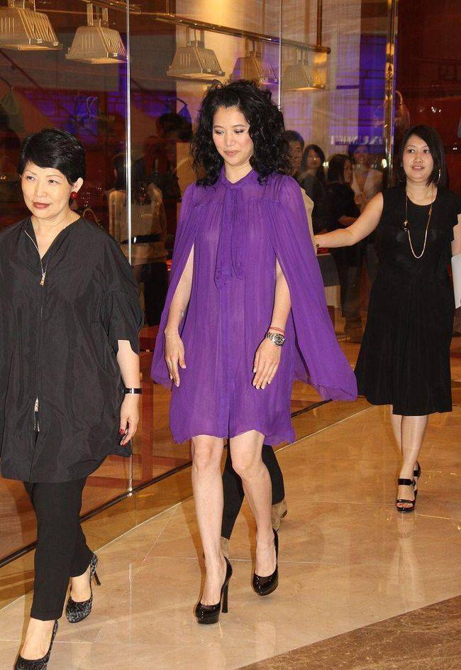 因为|袁咏仪对颜值挺有信心,顶着“炸毛发型”也不在乎,反而挺美的