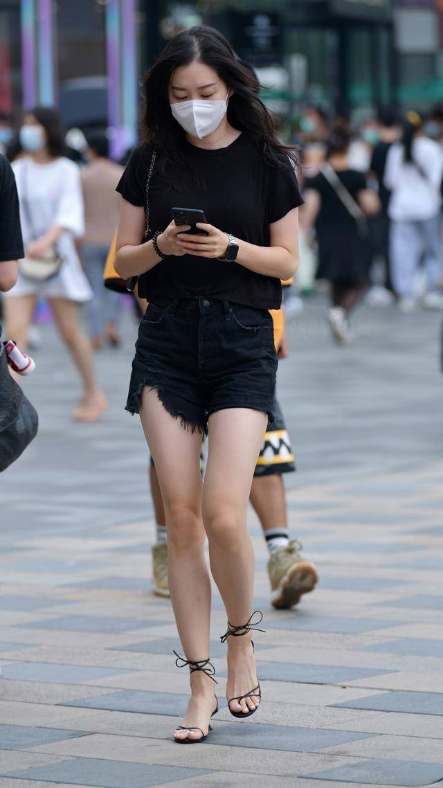 时装|腰围效果好的服装给少女的身材带来了曲线感,可以穿得有女人味