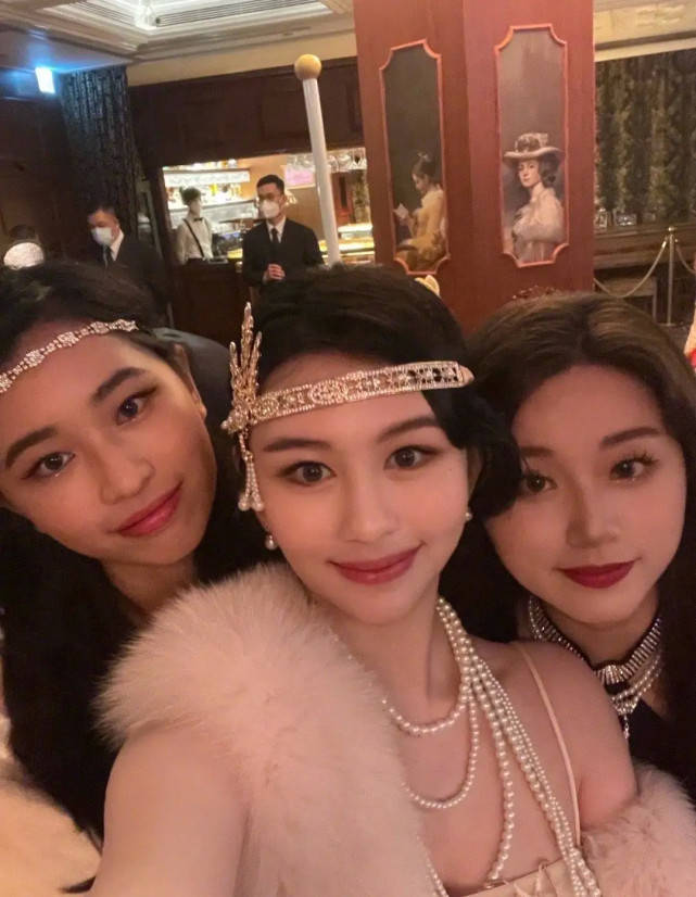 邱淑贞|邱淑贞女儿怕被抢风头！貂皮披肩配珍珠链高调炫富，贵气不及妈妈？