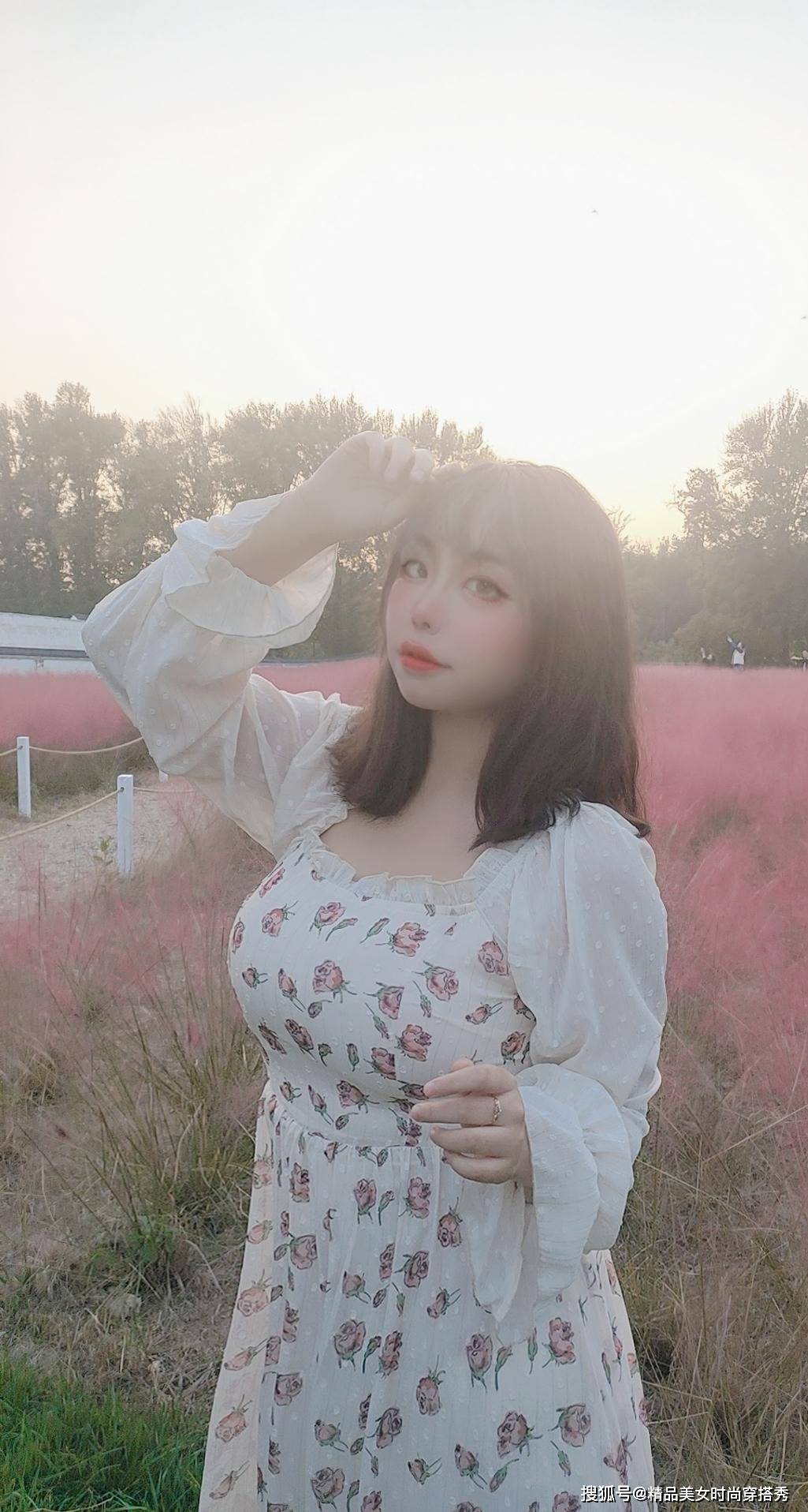 服装|法式风格的碎花连衣裙,让你做一个优雅的小女人