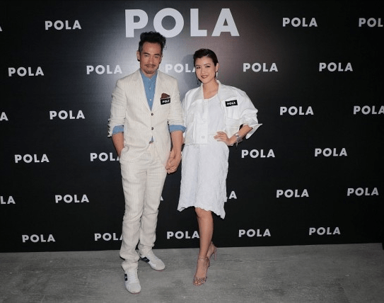 色彩|陈豪和妻子的10岁年龄差挺真实，但同框恩爱甜蜜，穿搭优雅又高级