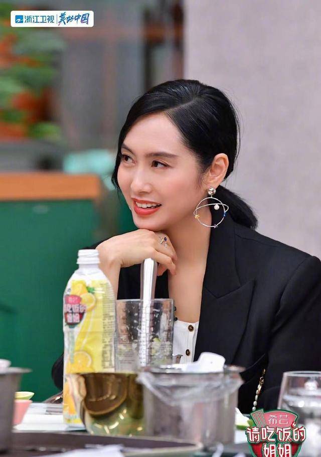 身材|朱茵越老越有味道，穿紧身针织衫秀身材，配挂链西装还挺新潮的