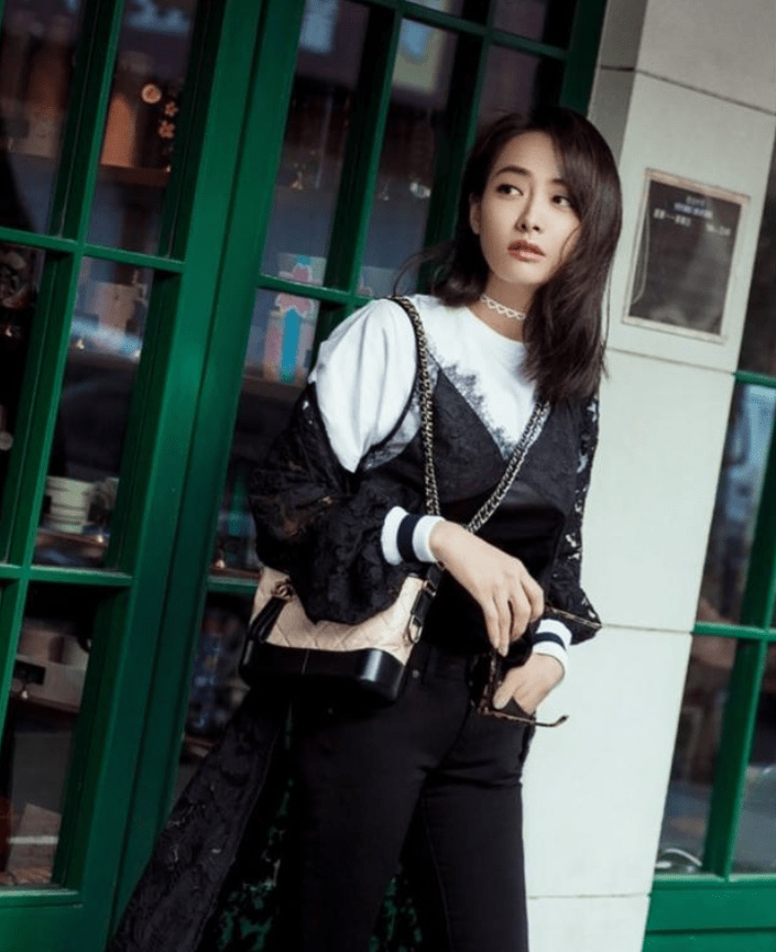 真会|王鸥真会博眼球，穿“蕾丝睡衣”就直接走红毯，配小黑裤还挺好看