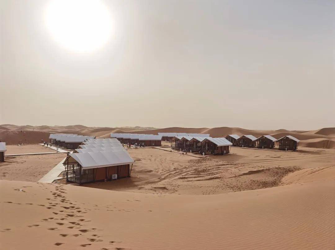 沙坡头景区内2019年新开的沙漠酒店(4月至10月)有帐篷木屋和玻璃墙面