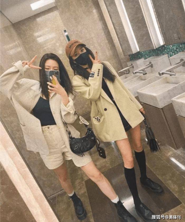 黑色|杨幂又双叒去逛街了！穿黑色oversize针织衫秀美腿，玩起了挑染发