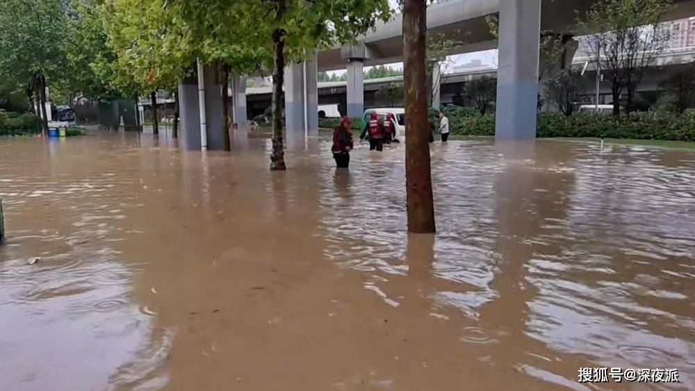 郑州解封后第一天又迎暴雨南三环桥下车辆被淹趴窝