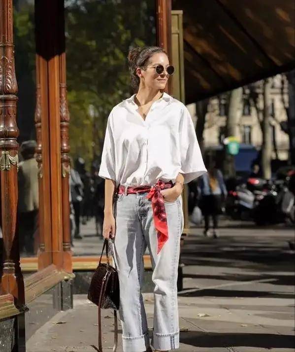 腰带|张曼玉不愧是“冻龄女神”！穿无袖背心搭配丝巾，好有潮流国际范