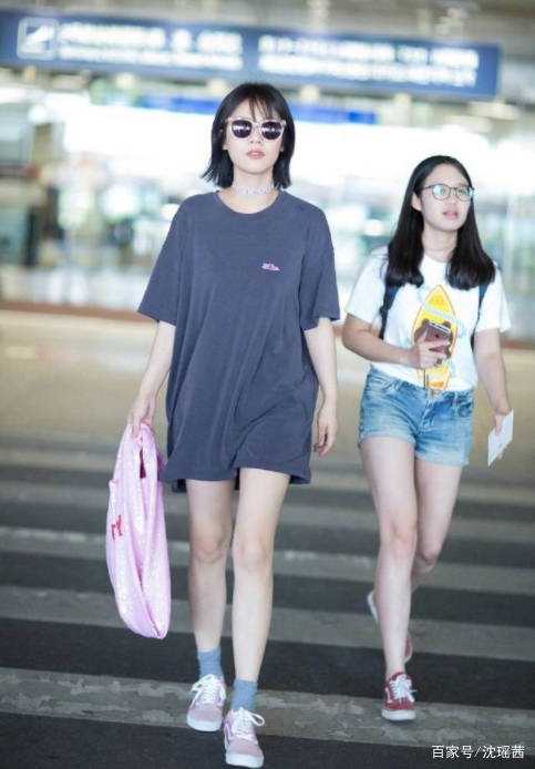 马思纯|马思纯为了“秀腿”真够拼，日常穿搭就穿一件T恤，烘托出大长腿