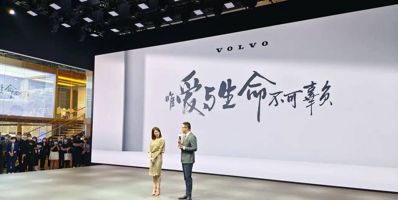 班裙|高圆圆高调为沃尔沃站台！穿上班裙仪态满分，成熟曲线像选美比赛
