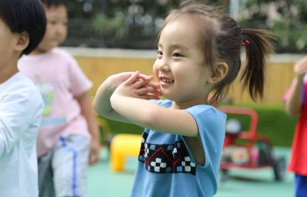 尿裤子|3岁男娃上幼儿园不哭也不闹，刚开学就被退学，老师：家长不称职