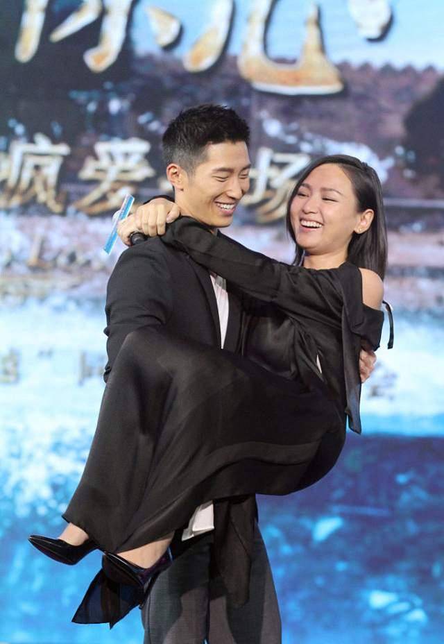 卫衣|周笔畅原来这么有女人味，被窦骁公主抱的样子，还有一种娇嫩感