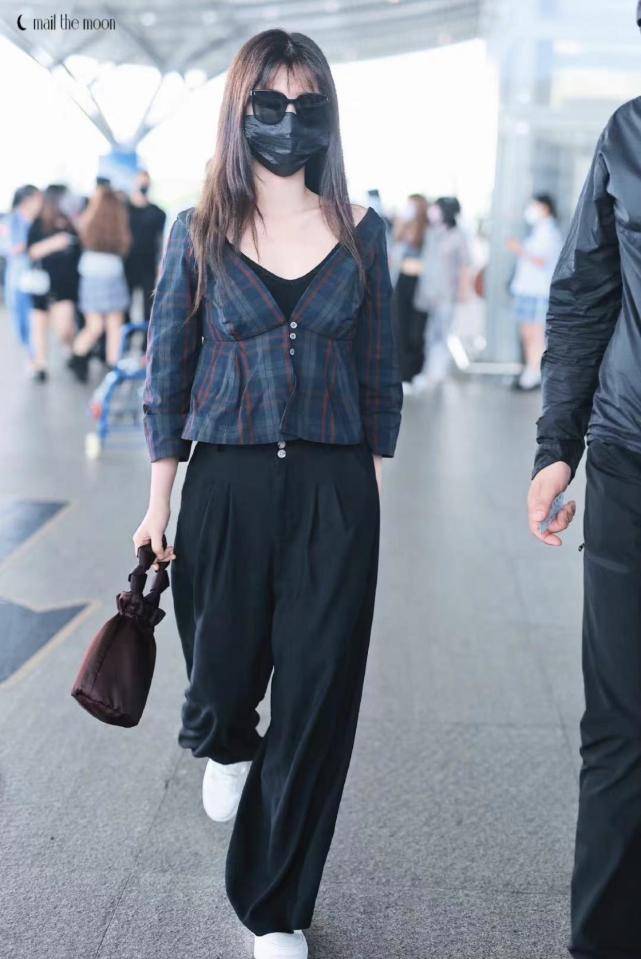 自拍|虞书欣机场私服，复古七分袖配格纹衬衫，颈部线条优越