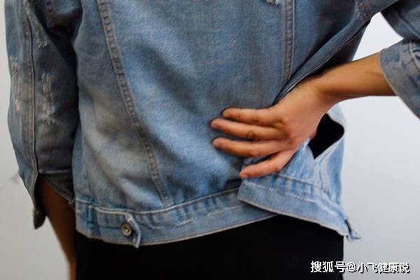 肾脏|患上肾结石，身体会释放哪些信号？多吃3物，将“石头”排出去