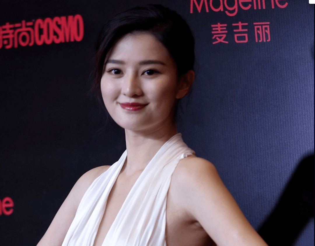 脸部|斑点皱纹、妆浓浮粉、含胸驼背，看完女星生图，再也不容貌焦虑了