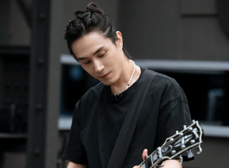 戚薇|他曾被嘲讽“吃软饭”，今凭《披荆斩棘》翻红，成“暗黑系”男神