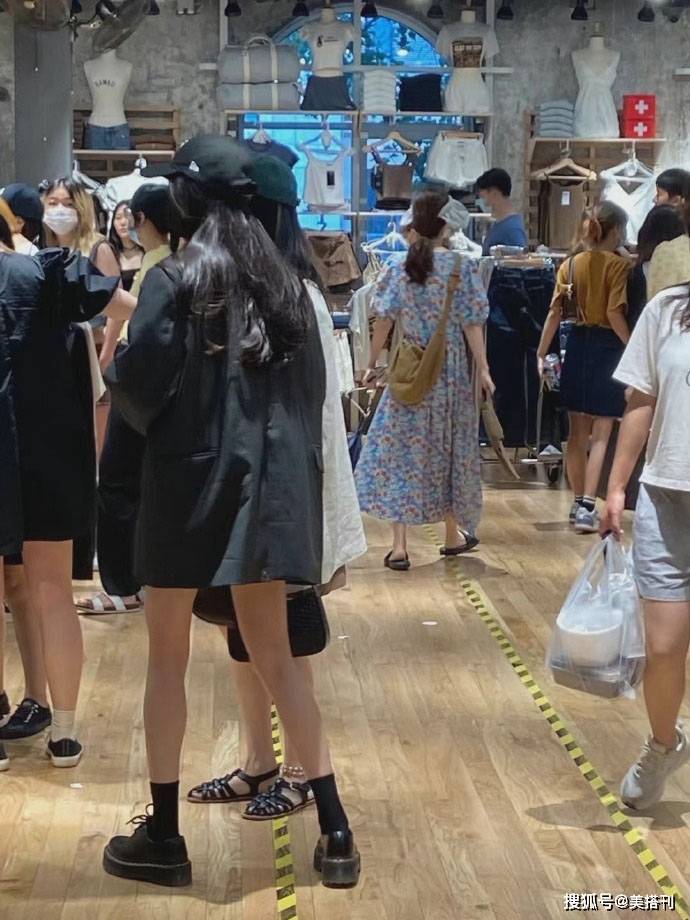 黑色|杨幂又双叒去逛街了！穿黑色oversize针织衫秀美腿，玩起了挑染发