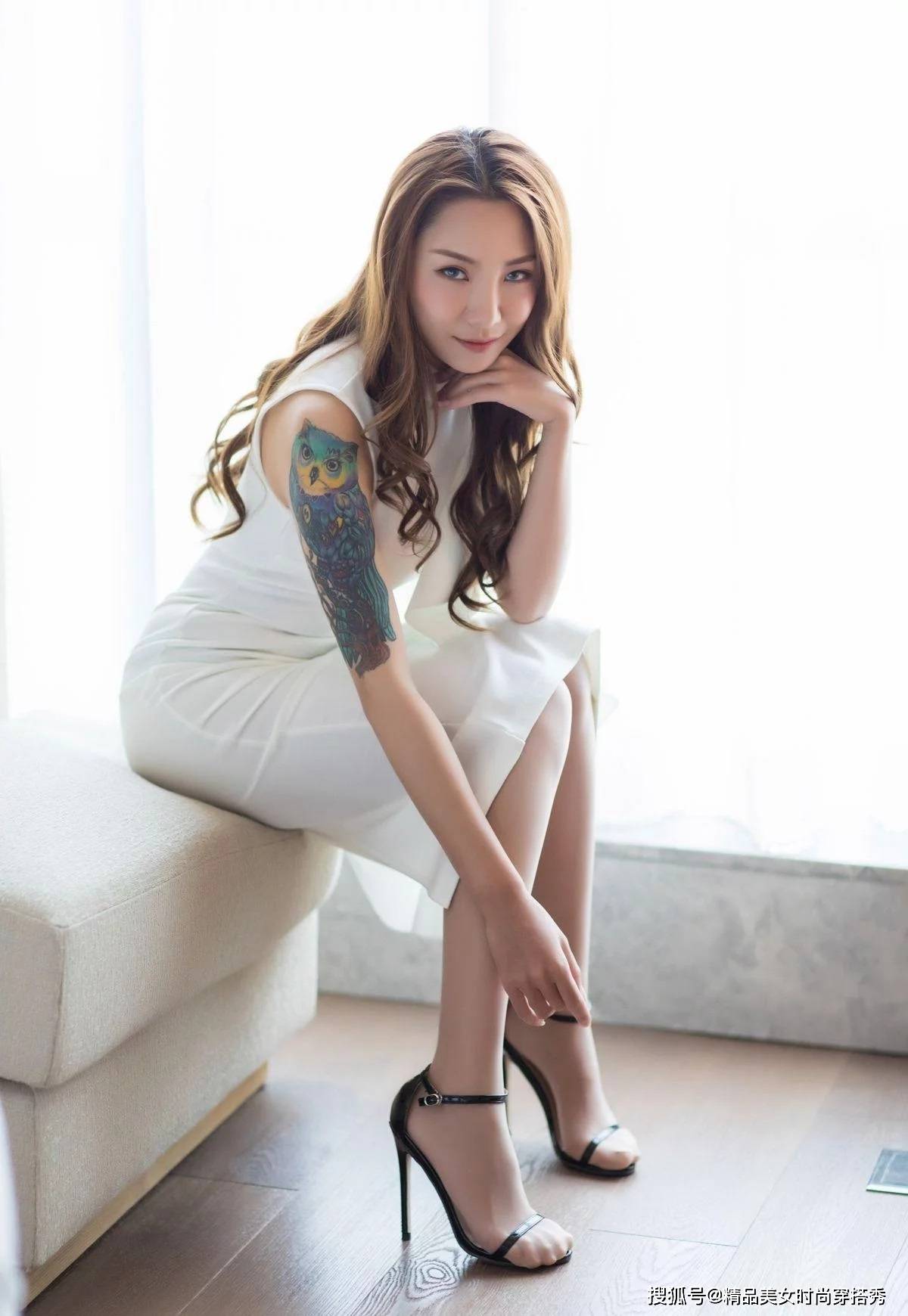 身材|白色紧身连衣裙简约时尚显身材，优雅的小女人范十足！