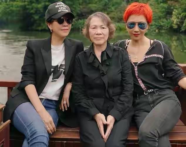 咖啡馆|在咖啡馆看到刘嘉玲，穿工装裙气质优雅高贵，55岁还这么漂亮！